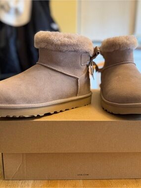 UGG Classic Mini Bailey  Bow Boot Caribou 8 NEW